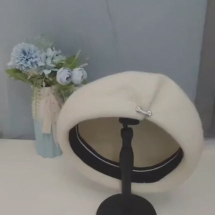 Béret femme britannique - Vidéo